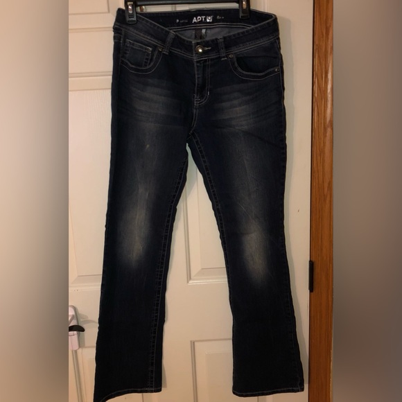 Apt. 9 boot cut Jeans, embellished, size 10 dark wash, sexy flattering fit EUC - Picture 4 of 14